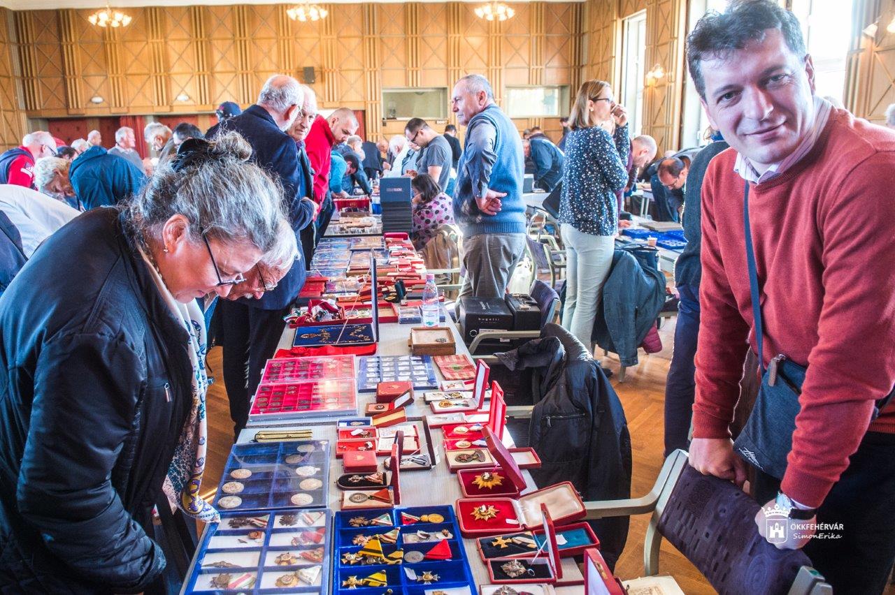 Több száz kiállítóval ünnepelte jubileumát az éremgyűjtők Alba Regia Szervezete